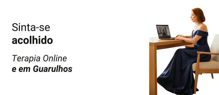 Terapeuta Mercadante sorrindo em seu consultório. Especialista em psicanálise online e presencial no Centro de Guarulhos, oferecendo acolhimento humanizado.